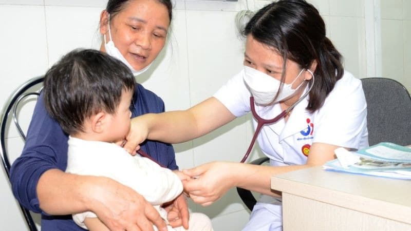 Ba mẹ đưa trẻ nhỏ đi khám, cần người phụ giúp